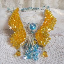 Collier plastron Papillon de Versailles Haute Couture brodé avec cœurs et cabochons en cristal de Swarovski aux couleurs Jaune d’Or, Bleu et Argent. S’ajoute des rocailles pour un style Art Nouveau !